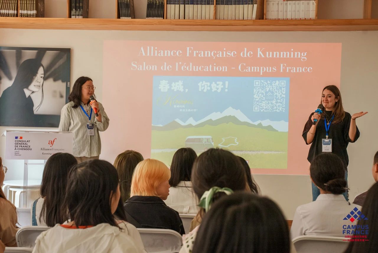 Animation linguistique par les enseignantes de l’Alliance Française de Kunming, dans l’espace découverte de la langue française.