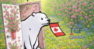 Un ours blanc dessiné dans un style cartoon — la mascotte du TCF Canada — sort d’une porte ouverte richement décorée de fleurs peintes. Il tient dans sa gueule un petit drapeau canadien orné de la feuille d’érable rouge.  Devant lui s’étend un champ vibrant de couleurs : des fleurs roses, jaunes, bleues et violettes recouvrent l’herbe, créant une scène printanière éclatante. Les arbustes fleuris à l’arrière-plan renforcent cette impression d’abondance et de douceur. La lumière diffuse donne au paysage un aspect chaleureux et apaisant.  Sur la droite, le logo « TCF CANADA » apparaît, parfaitement intégré à ce décor fleuri. L’ensemble évoque un univers joyeux et accueillant, comme si la mascotte invitait les futurs candidats à entrer dans une nouvelle saison de leur parcours.
