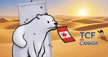 Voici une description alternative complète de cette image, en intégrant clairement qu’il s’agit de la mascotte du TCF Canada :  ⸻  一只以卡通风格绘制的白熊——TCF Canada 的吉祥物——从一扇金属质感的门后走出。它的嘴里叼着一面印有红色枫叶的加拿大国旗。背景是一片辽阔的沙漠，金色沙丘延伸到地平线，夕阳在远处缓缓落下，使整幅画面沐浴在温暖的光线中。画面右侧出现了“TCF CANADA”的标志，以及一只骆驼的剪影，为场景增添了一丝幽默与异国风情。整体构图既可爱又富有象征意味，仿佛暗示着：无论你身在何处，TCF Canada 都能陪你踏上旅程。
