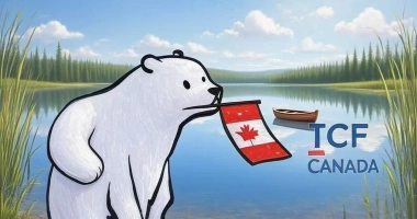 Un ours blanc au style cartoon — la mascotte du TCF Canada — se tient au bord d’un lac calme entouré d’une forêt de conifères. Il tient dans sa gueule un petit drapeau canadien décoré de la feuille d’érable rouge. Au centre du lac flotte une petite barque en bois, légèrement dérivée par la brise. Le ciel clair se reflète dans l’eau, créant une atmosphère paisible et lumineuse.  À droite de l’image apparaît le logo « TCF CANADA », intégré de manière harmonieuse dans le décor naturel. L’ensemble évoque les paysages emblématiques du Canada et donne à la scène un ton accueillant et serein, comme une invitation à découvrir le pays.