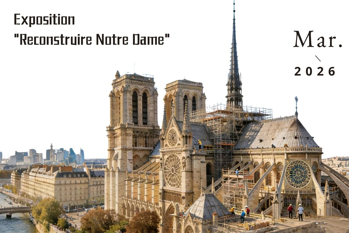 2026年3月在昆明法语联盟举办的“重建巴黎圣母院”展览海报。画面展示了正在修复中的巴黎圣母院大教堂，塔尖和屋顶周围搭建着脚手架，工人们正在建筑结构上进行施工。海报左侧是展览标题，右侧标注日期“2026年3月”。
