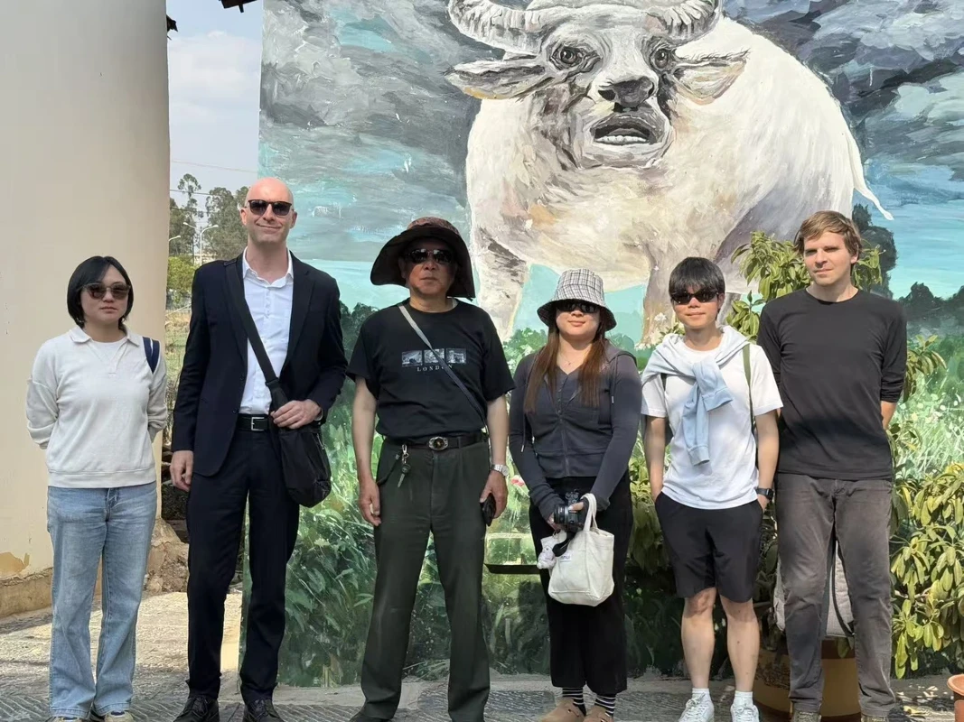 Rencontre entre Li Kunwu et l'Alliance Française lors d’une visite artistique au village de Duqu, organisée par l’Alliance Française de Kunming.