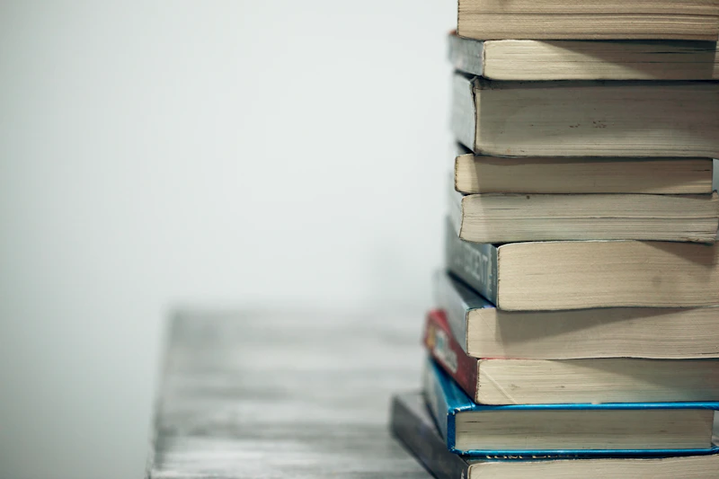 Étudiant en train d'écrire un examen