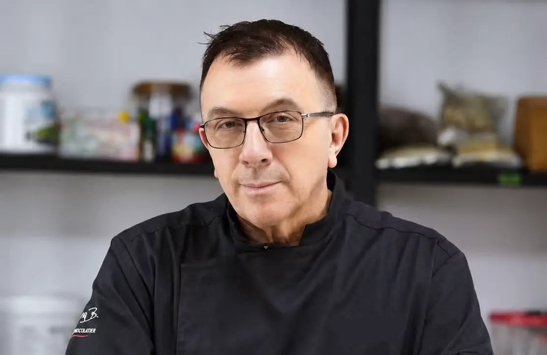 Portrait de Thierry Bornier, chocolatier français, portant une veste noire de chocolatier lors d’une rencontre à l’Alliance Française de Kunming.