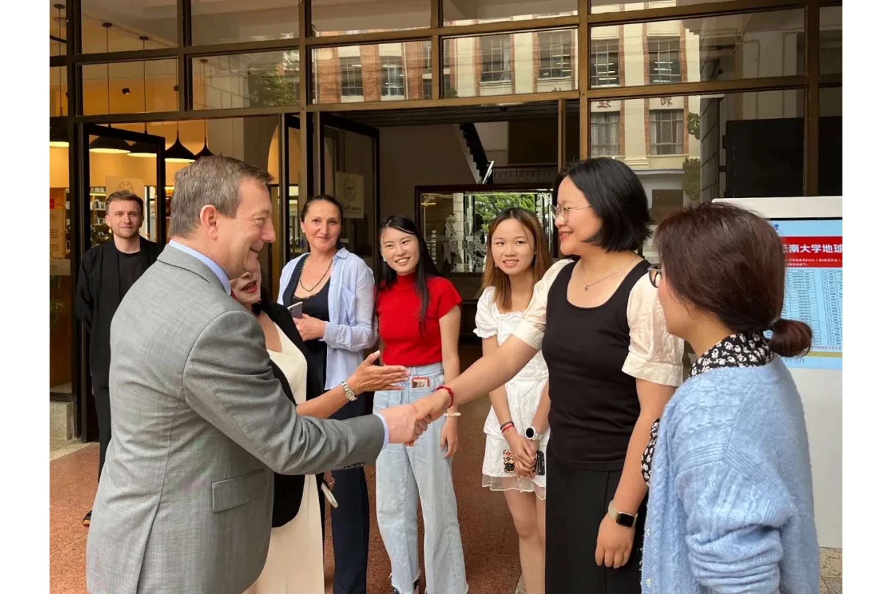M. Bertrand Lortholary, ambassadeur de France en Chine, en visite à l'Alliance Française de Kunming (juin 2024)